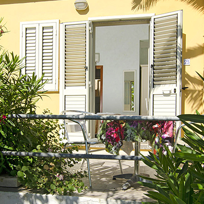 terrazzo con oleandri fioriti
