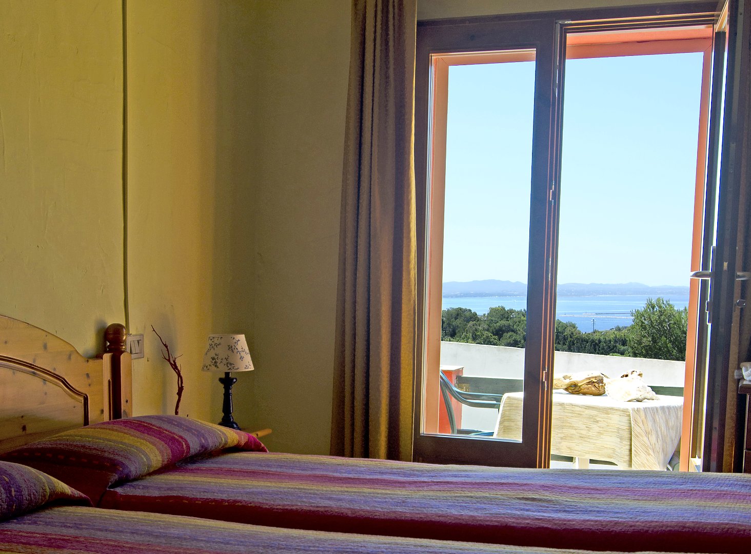 Camera stile baraccano Hotel Paola con terrazzo vista mare