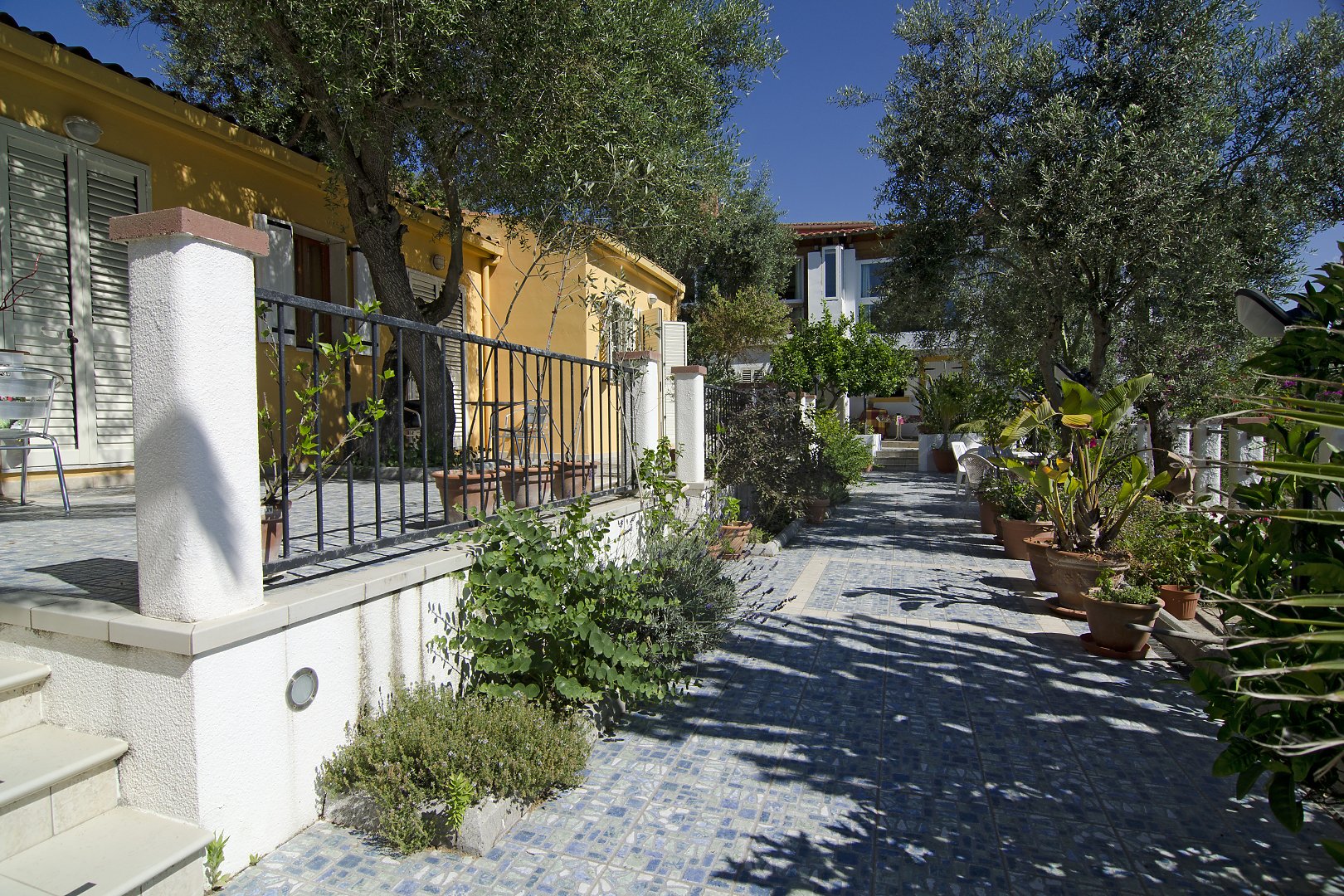 Giardino Hotel Paola Carloforte con camere indipendenti in pietra