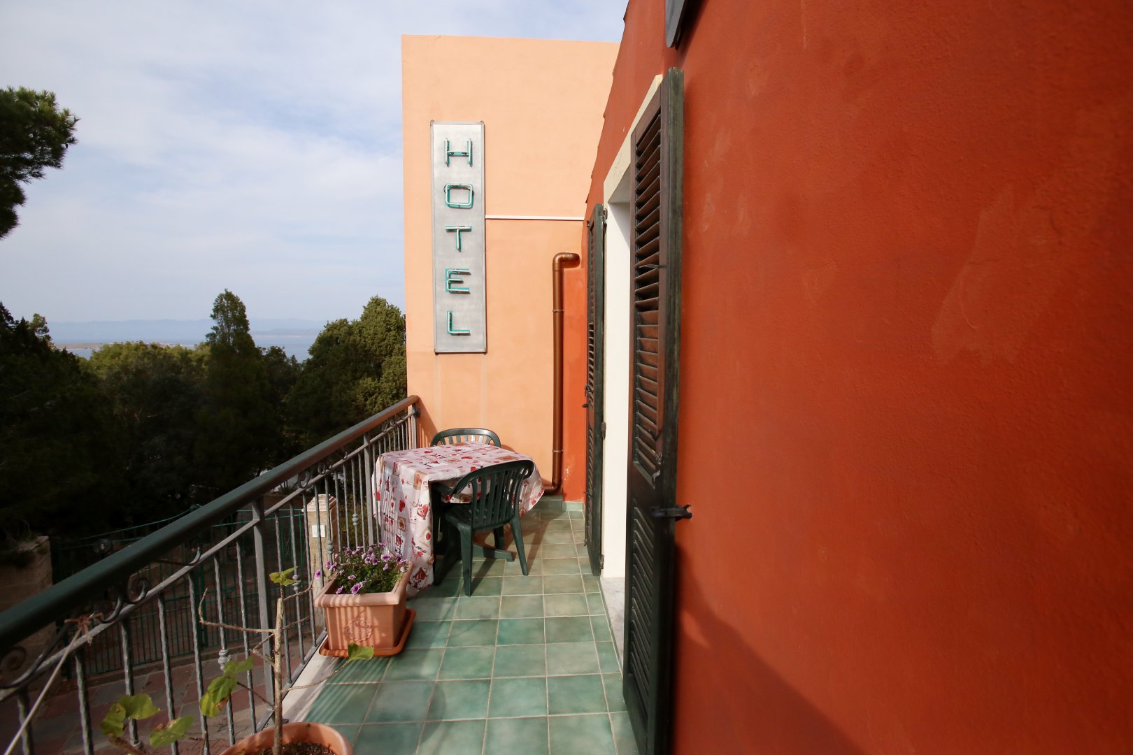 Balcone camera doppia Hotel Paola, con tavolino relax