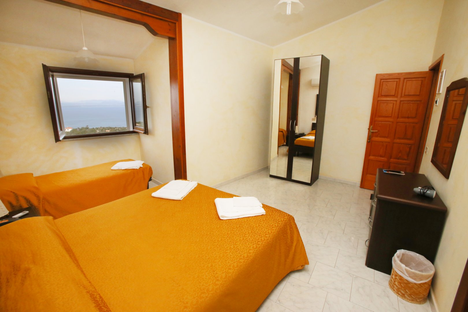 Finestra camera tripla Hotel Paola con vista sul mare di Carloforte