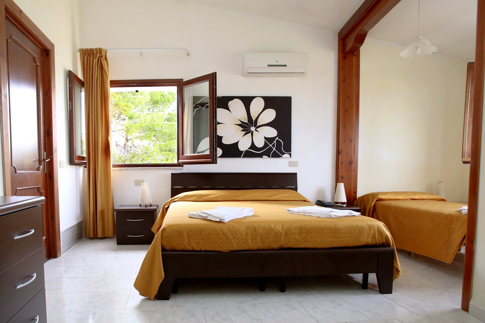 Camera tripla Hotel Paola con letto matrimoniale e singolo, ideale per famiglie