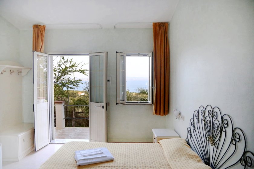 Camera matrimoniale con letto king-size, vista mare e terrazzo privato - Hotel Paola Carloforte