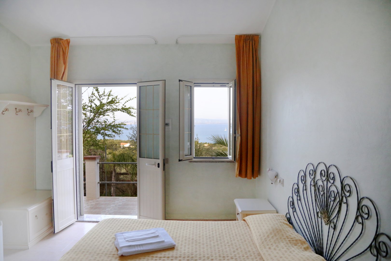 Interno camera matrimoniale Hotel Paola: Vista giardino e Isola Piana