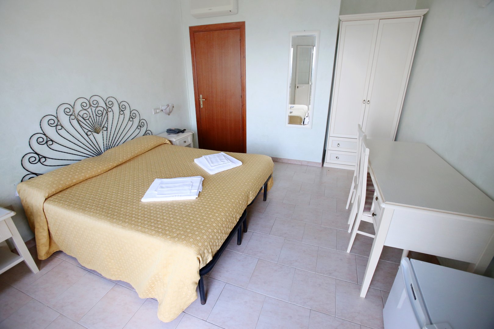 Camera matrimoniale Hotel Paola con terrazzo fiorito, vista mare Carloforte
